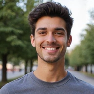 Retrato de Javier, un joven sonriente, con un aspecto más saludable y en forma.